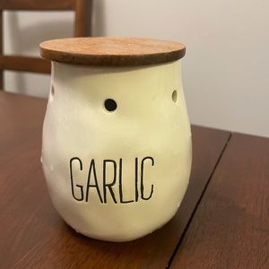 Mud Pie Garlic Keeper